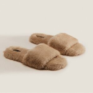 Zara NWT fuzzy slippers 1010/200